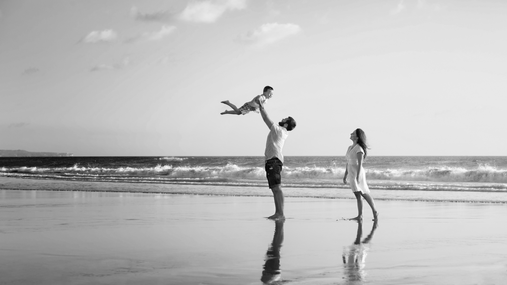Família reunida na praia
